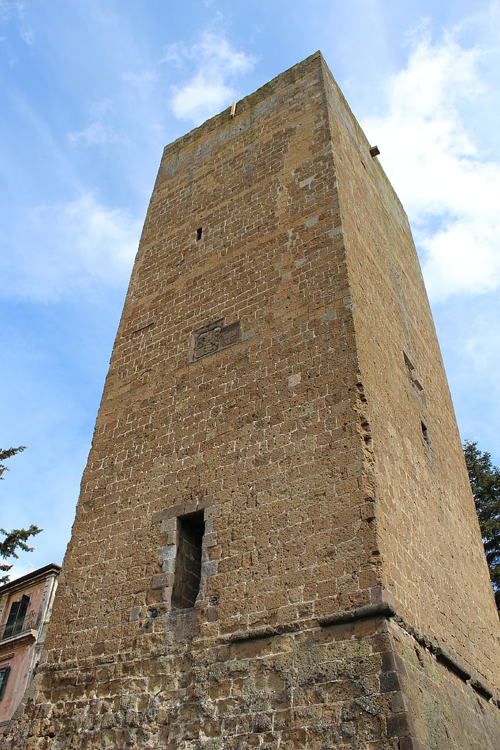 Tuscania, Torre, céu
