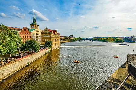 Прага, Река, лодки, небо, Водный велосипед, лебеди, чешский