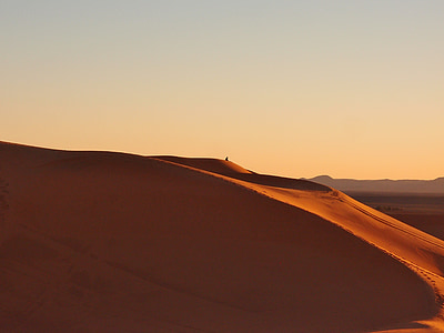 Maroko, Púšť Sahara, pieskové duny, západ slnka