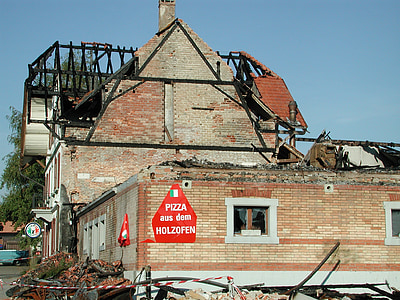 in brand gestoken, Home, Pizzeria, ruïne, vernietigd