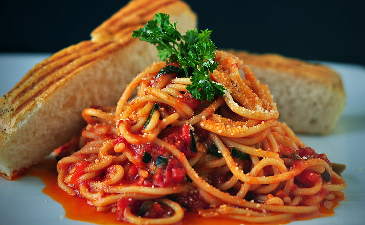 Pasta, spagetti, italialaista ruokaa, tomaattikastike, leipä, antipastoja