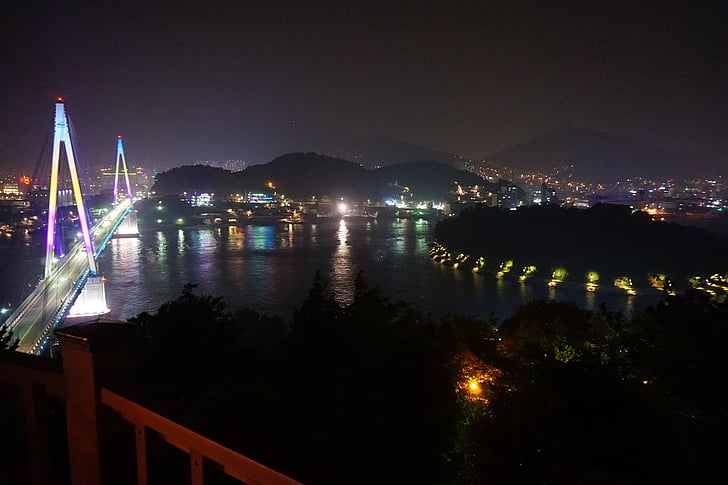 Yeosu, Stone mountain bridge, nacht uitzicht