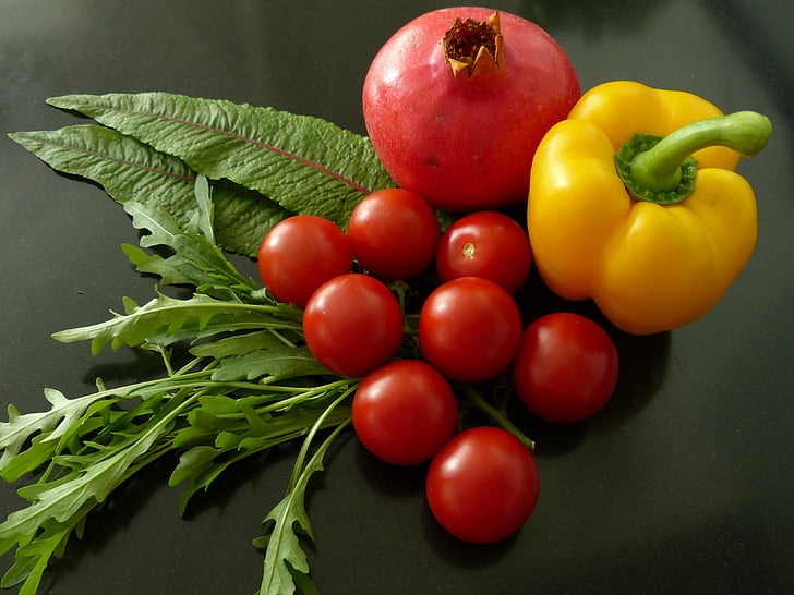 Natiurmortas, paprikos, pomidorų, Granatų, salotų lapai, daržovių skalė