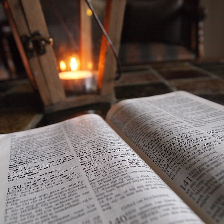 Bibelen, åbne, bog, lanterne, candle light, tabel, træ