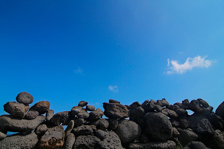 άνετο seopji, νησί Jeju, παραλία, στη θάλασσα, πέτρινο τοίχο, ουρανός, σύννεφο