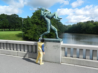 sculpture, run, hold back, art, boy, tourist, small