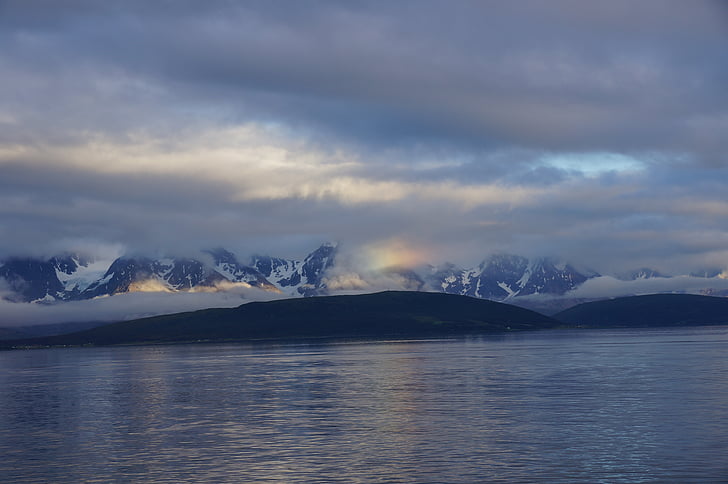 Норвегия 2015, малко преди Северен Кейп, Hurtigruten в е най-добре, планински, природата, сняг, езеро