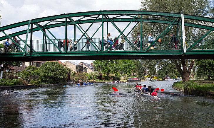 jalakäijate sild, Rowers, Cambridge, Cambridgeshire, jalgratturid, jalakäijate