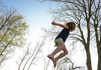 trampoline, jeune fille, jouer, sauter, amusement, activité, enfant