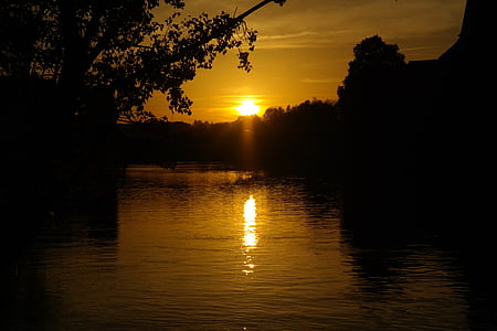 Západ slunce, řeka, Dunaj, voda, strom, větev, slunce