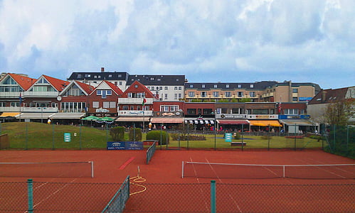 Borkum, rua comercial, quadra de tênis, maratona de compras