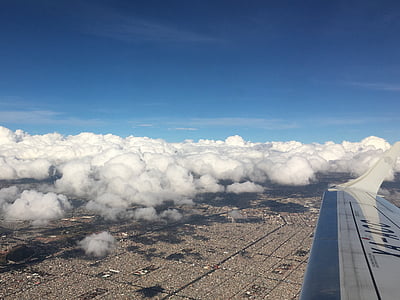 облако над городом, рейс, крыло, небо, город, самолет, путешествия