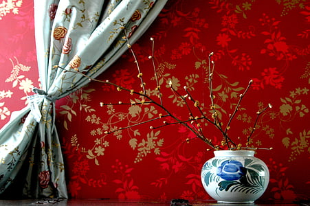 Červená stěna, interiér, porcelán