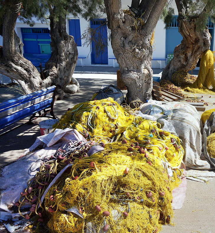 Grèce, Milos, filets de pêche, jaune, arbres
