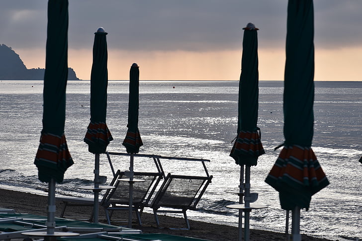 Plaża, morze, leżaki, parasole, wakacje, Włochy, Liguria