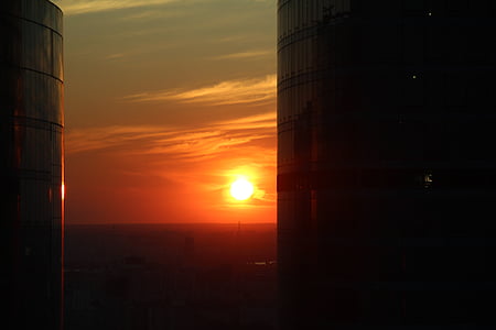 saulriets, Maskava, jaunu pilsētu, debesskrāpju, siluets, stikla fasādes, režģa