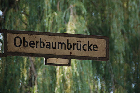 Berlin, Oberbaumbrücke, gadeskilt, gamle, tegn