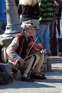 vyras, vyresnio amžiaus žmonėms, smuikas, muzika, Lenkija, gatvės vaizdo, senio