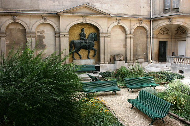 carnavalet museum, internal courtyard, paris