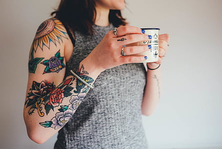 Cup, dryck, händer, tatueringar, kvinna