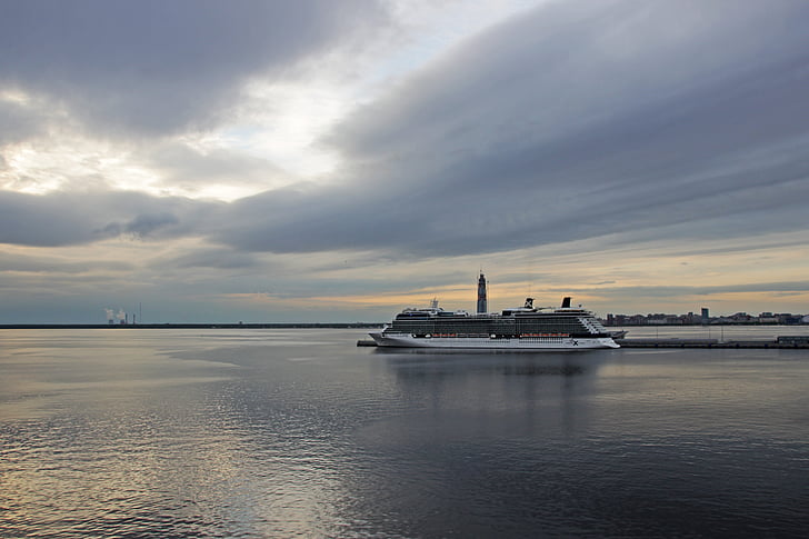 Sankt Petersborg, ny havn, krydstogtskib, abendstimmung