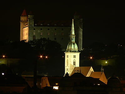 Eslováquia, Bratislava, à noite, cidade, Castelo, Torre, Igreja