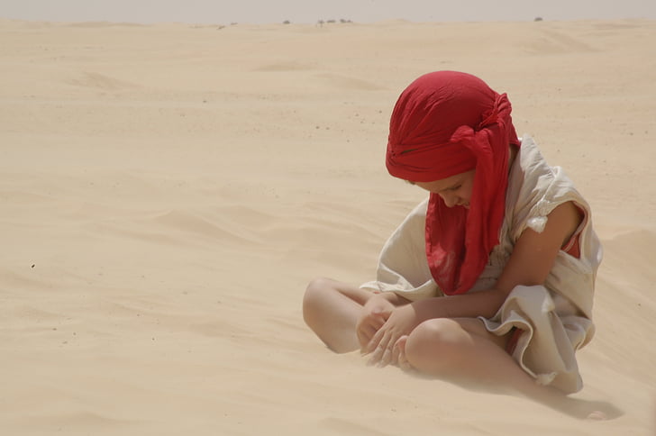 Kid, rosso, sabbia, seduta, triste, deserto, spiaggia