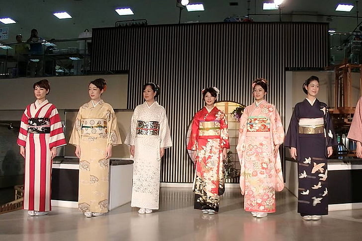 Japán mutat, kimonó mutatja, Japán divatbemutatók, kimonó, Japán, japán kultúra, Japán etnikai