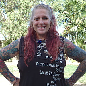 femme, tatoué, Smile, heureux, confiant, australien, fier