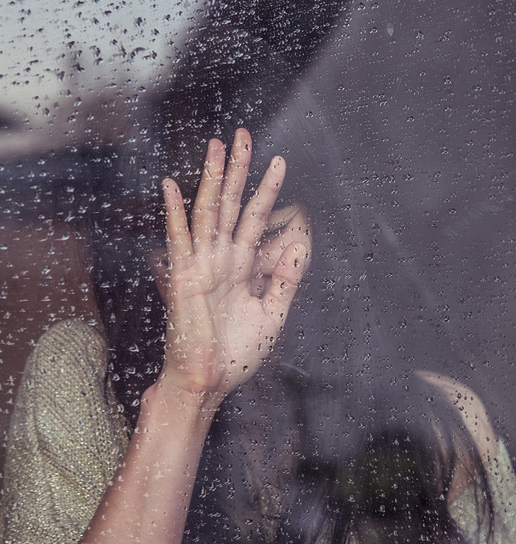 dekle, žalostno, jok, deževalo, kapljice dežja, okno, ljudje