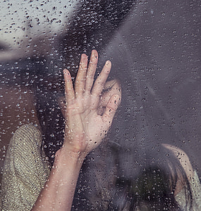 noia, trist, plorant, plovent, gotes de pluja, finestra, persones