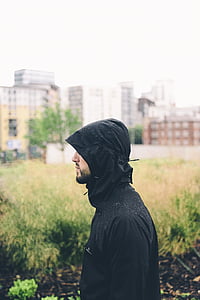 profil, muž, mikina s kapucňou, pršiplášť, prší, zamračené, nevrlý