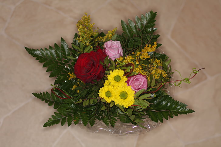 buket cvijeća, rođendanski buket, rezano cvijeće, makronaredbe, ruža, paprati, latica