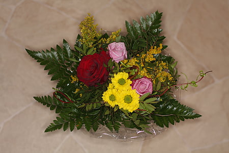 gėlių puokštė, gimtadienio puokštės, skintos gėlės, makro, rožės, Paparčio formos šakelės, Žiedlapis