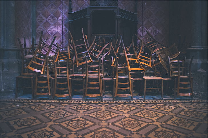 assorti, bruin, houten, stoel, veel, stoelen, gestapeld