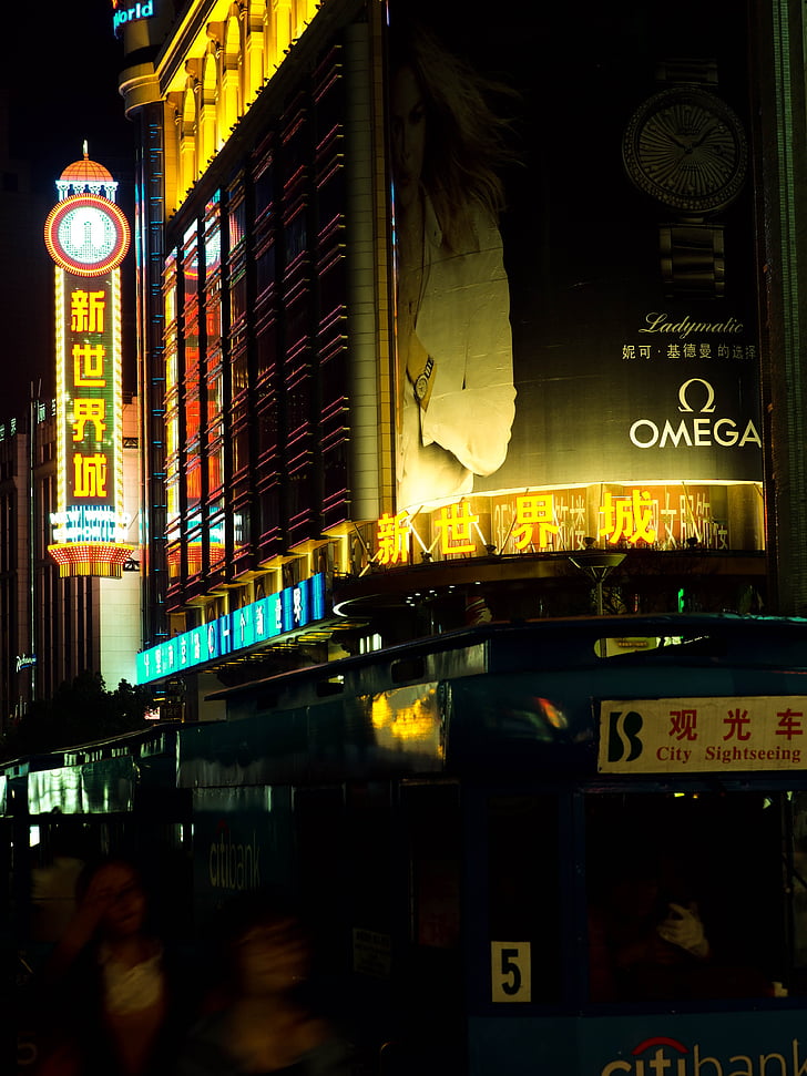 República Popular China, Shanghai, Xintiandi, vista de noche, ciudad, un letrero de neón