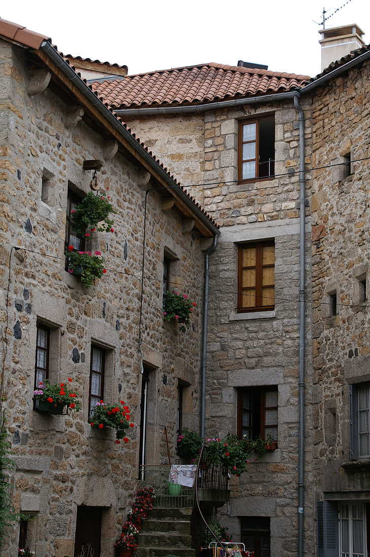 pueblo viejo, Francia, antiguas casas de piedra, fenêtes, jardineras, flores, balcones de floración