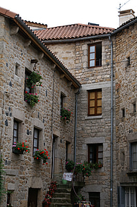 vecā ciema, Francija, veco akmens māju, fenêtes, plantatori, ziedi, ziedēšanas balkoni