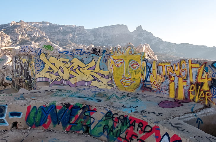 Marseille, bunker, Calanque, graffiti, címke