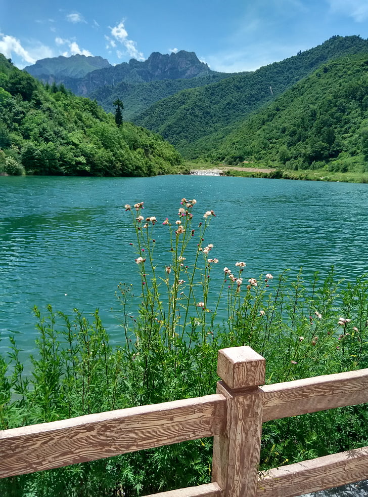 ežeras, kalnų, mėlynas dangus, žalias vanduo