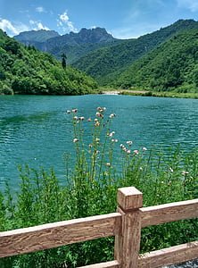 Lake, berg, blauwe hemel, groen water