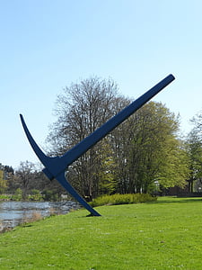 Spitzhacke, Skulptur, documenta, Kassel, Fulda-Ufer, Fluss, Wiese