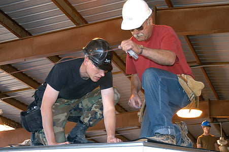 construcción, trabajadores, edificio, de perforación, instalación de, techo, sitio