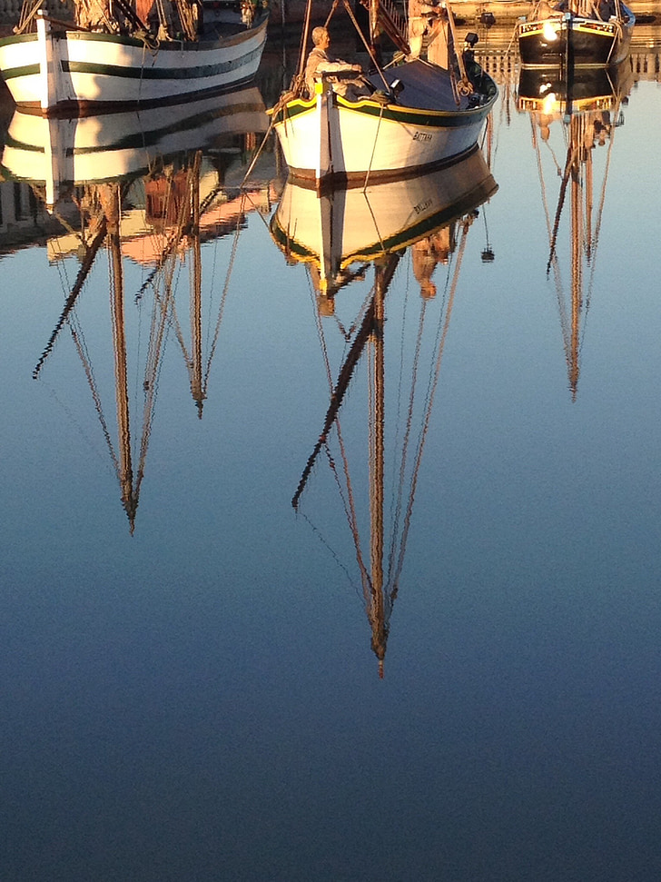 reflexió, embarcacions, l'aigua