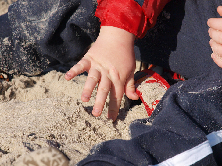 enfant, main, plage, jouer, sable