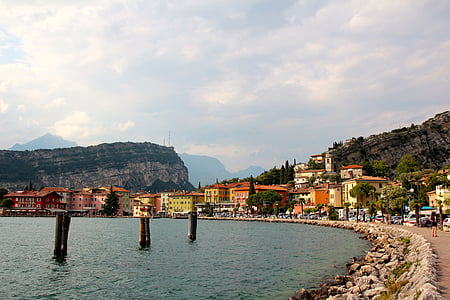 Italia, Garda, Torbole, montañas, barcos, Banco, paseo marítimo