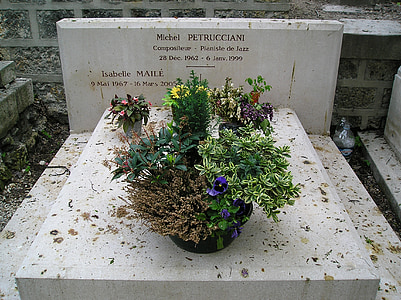 Michel kuuluu Petruccianin, pianniste jazz, säveltäjä, ja isabelle maile, hänen vaimonsa, Pere Lachaisen hautausmaa, Pariisi
