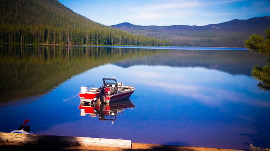 Cultus езеро, рибарска лодка, Deschutes Национална гора, Орегон, САЩ, пейзаж, живописна