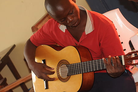Mosambik, lekce kytary, učení, černá