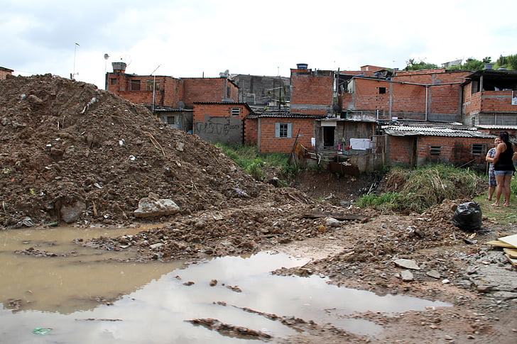 Brasilien, carapicuiba city, Favela Brasilien, gemenskap utan trottoarer gatan, pöl, Cul de sac, avloppsledning öppen himmel